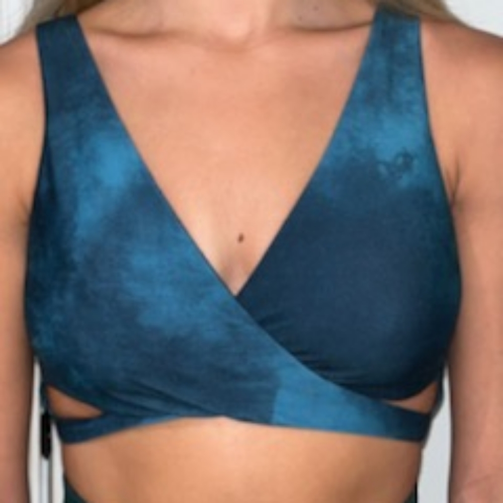 Crossed hollister tank